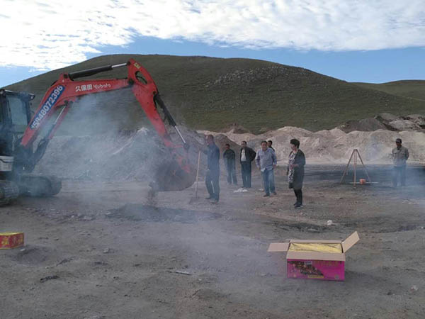公司杜工、賀工出席烏蘭察布客戶600噸活性石灰回轉(zhuǎn)窯奠基儀式